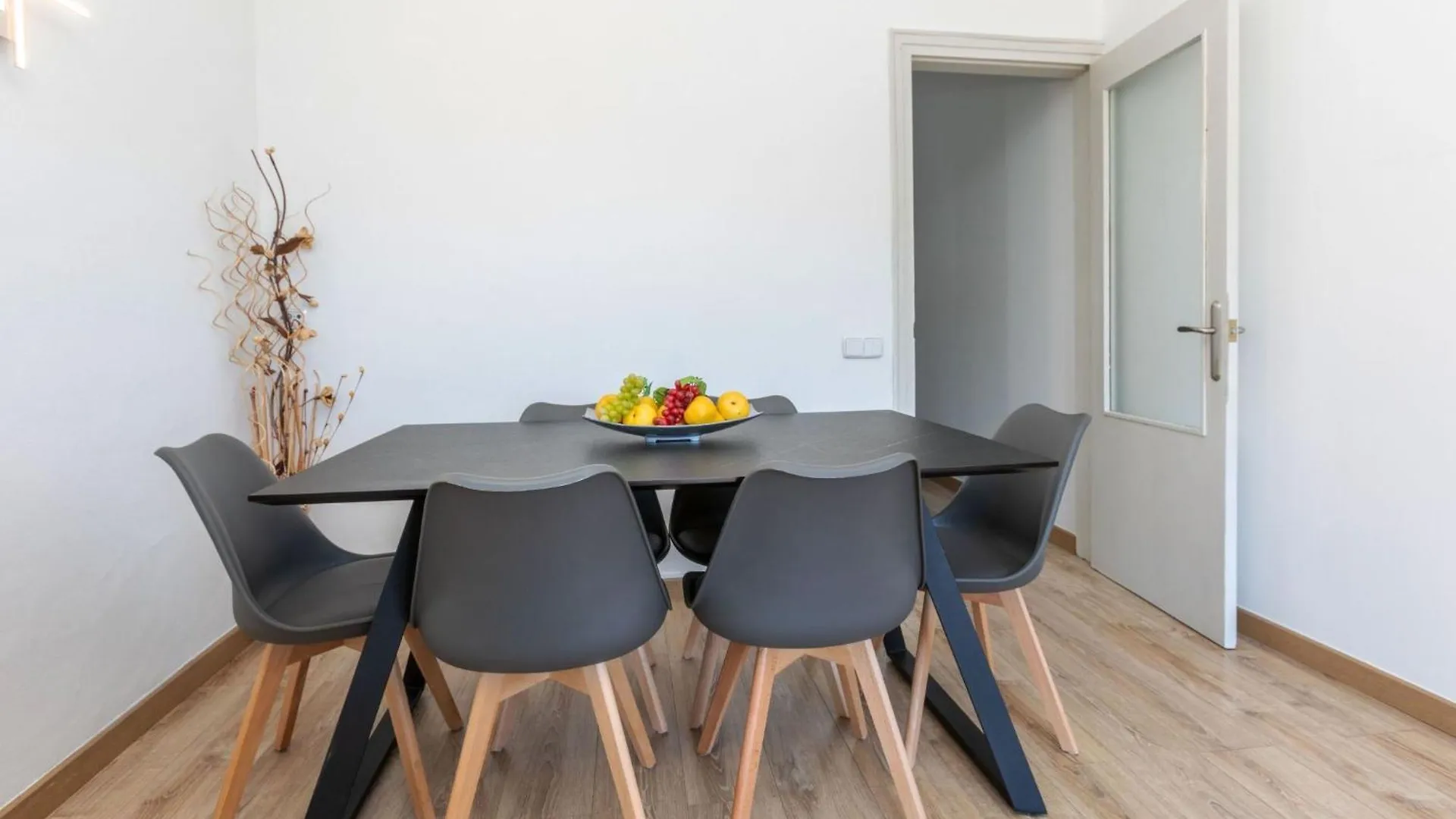 Apartment Eixample Esq Rocafort Diputacio By Interhome Barcelona