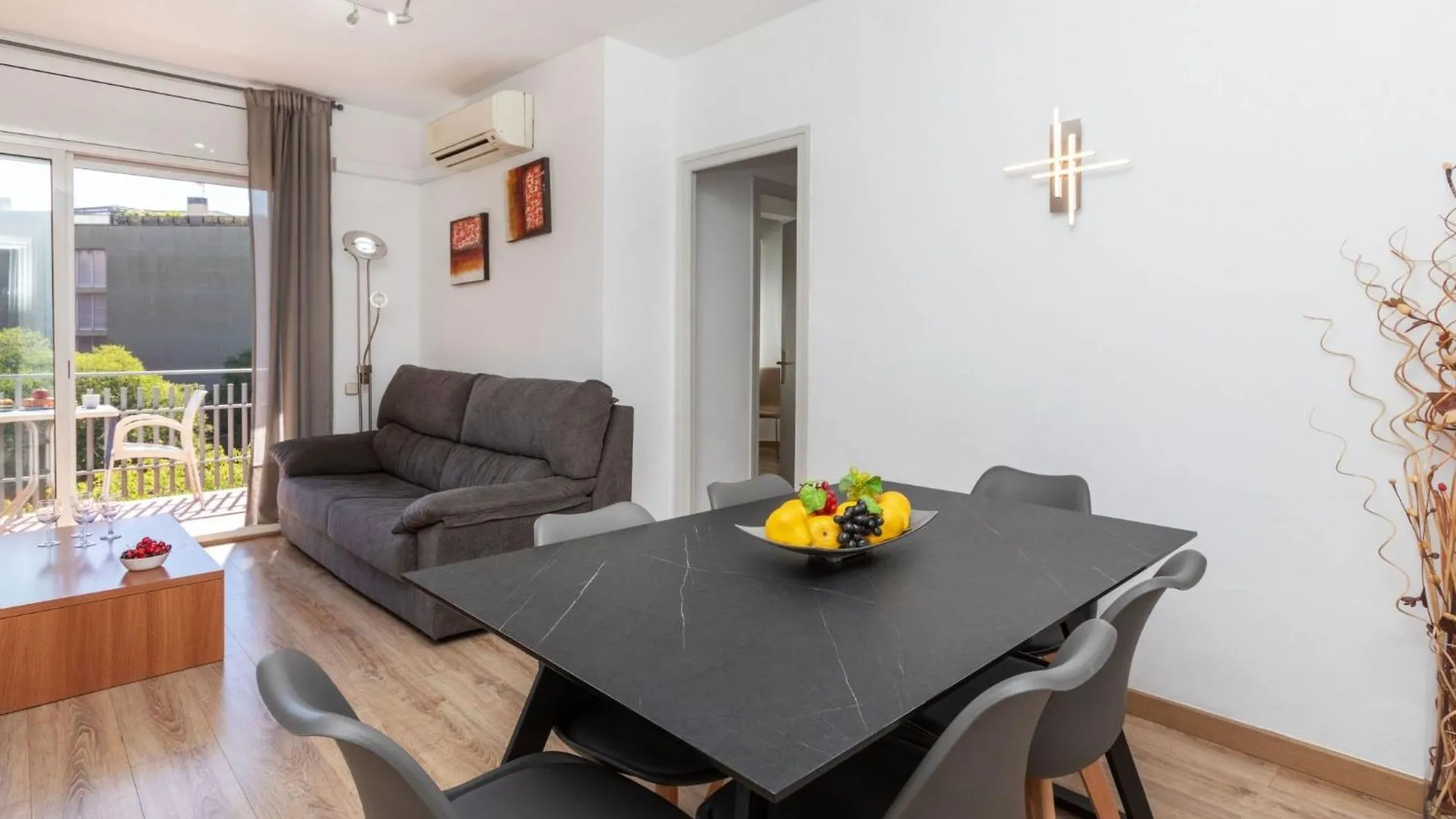 Apartment Eixample Esq Rocafort Diputacio By Interhome Barcelona